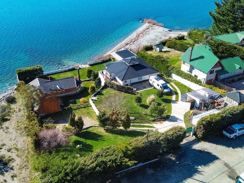 Conjunto de casas con costa de Lago Nahuel Huapi